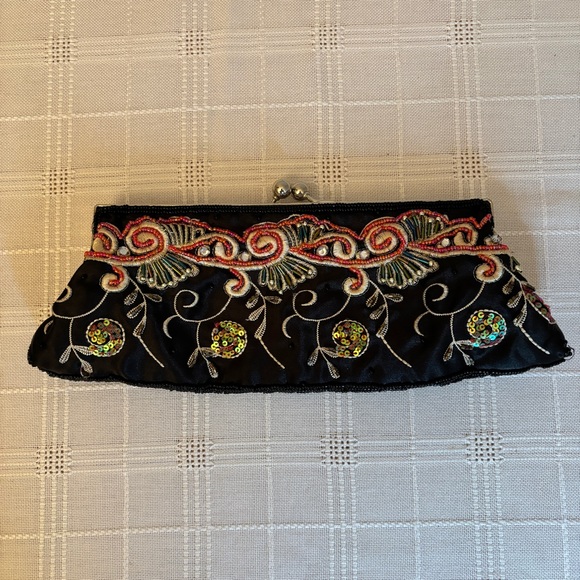 *SOLD* Vintage 90s ALDO Beaded and Sequin Clutch - Picture 3 of 8